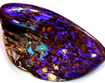 Pode incluir: Um grande opala de forma irregular com um brilho iridescente roxo, azul e verde. O opala tem uma matriz marrom com inclusões douradas e acobreadas.