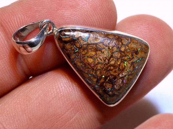 Pendentif En Argent 925 Avec Opale Boulder Australienne De Yowah - Pierre Naturelle Multicolore, 11.9 Carats, Neuf Avec étiquette