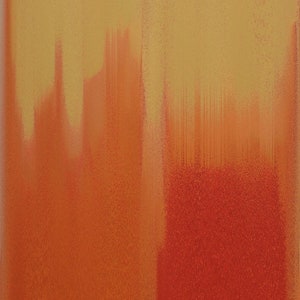 Könnte beinhalten: Abstrakte digitale Kunst mit einem Farbverlauf von Orange, Rot und Gelb. Die Farben sind weich und nebelig miteinander vermischt und erzeugen so ein Gefühl von Bewegung und Tiefe. Das Bild hat eine pixelige oder digitale Textur.