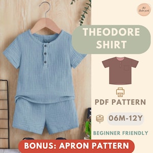 Könnte beinhalten: Ein hellblaues zweiteiliges Kinder-Set, bestehend aus einem kurzärmeligen Hemd mit drei Knöpfen und passenden Shorts, hängt an einem Holzbügel. Der Text "THEODORE SHIRT" wird über einer braunen Hemdenillustration angezeigt. Das Bild enthält auch Text für ein PDF-Muster.