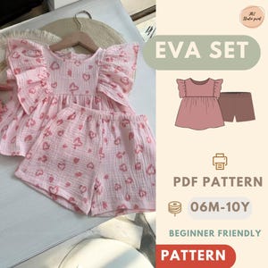 Op de afbeelding: Een roze EVA SET voor kinderen, bestaande uit een top en shorts met een hartjespatroon. De set hangt aan een houten hanger. De afbeelding bevat ook een PDF-patroon voor maten 06M-10Y, beschreven als beginnersvriendelijk.