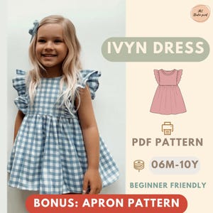 Könnte beinhalten: Ein junges Mädchen trägt ein blau-weißes Vichy-Kleid mit Rüschenärmeln. Das Bild enthält Text: "IVYN DRESS", "PDF PATTERN", "06M-10Y", "BEGINNER FRIENDLY" und "BONUS: APRON PATTERN".