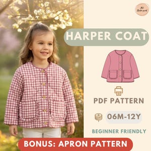 Könnte beinhalten: Eine gesteppte Jacke mit rosa-weißem Vichy-Muster, rundem Ausschnitt, langen Ärmeln, Knopfleiste vorne und zwei aufgesetzten Taschen mit gerüschten Kanten. Der Text lautet Harper Coat, PDF Pattern, 06M-12Y und Bonus: Apron Pattern.