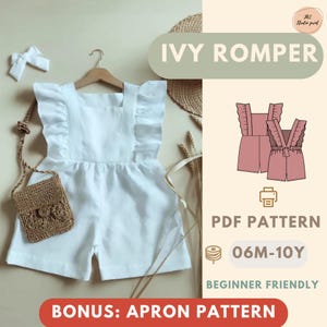 Op de afbeelding: Een witte linnen Ivy Romper met gerimpelde bandjes en een vierkante halslijn hangt aan een houten kleerhanger. Een kleine geweven tas en een witte strik liggen naast de romper. De afbeelding bevat tekst met "IVY ROMPER", "PDF PATTERN", "06M-10Y", "BEGINNER FRIENDLY" en "BONUS: APRON PATTERN".