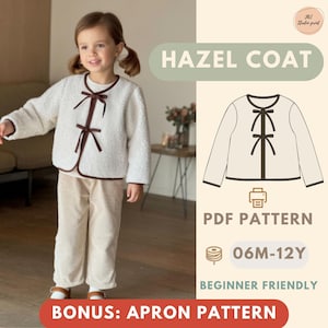 以下が含まれることがあります： 茶色のトリムとリボンが付いたクリーム色のコートを着た子供と、ベージュのコーデュロイパンツの組み合わせ。画像には「HAZEL COAT」、「PDF PATTERN」、「06M-12Y」、「BEGINNER FRIENDLY」、「BONUS: APRON PATTERN」というテキストが含まれています。