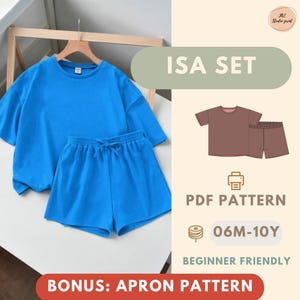 Könnte beinhalten: Ein blaues T-Shirt und Shorts Set auf einem Kleiderbügel. Das Bild zeigt auch ein braunes T-Shirt und Shorts Set, ein PDF-Muster und den Text "ISA SET", "06M-10Y", "BEGINNER FRIENDLY" und "BONUS: APRON PATTERN".