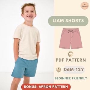 Può includere: Un ragazzino indossa una maglietta color crema e pantaloncini blu. L'immagine include una grafica di pantaloncini rosa con l'etichetta "LIAM SHORTS", un modello PDF e il testo "06M-12Y" e "PER PRINCIPIANTI". L'immagine include anche il testo "BONUS: MODELLO GREMBIULE".