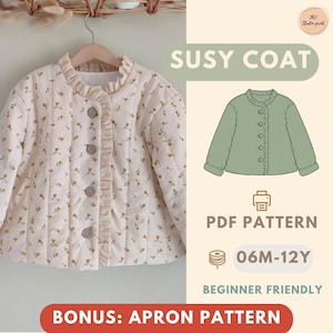 Op de afbeelding: Een crèmekleurige gewatteerde jas met een bloemenpatroon, houten knopen en ruches, hangend aan een houten hanger. De afbeelding bevat de tekst "SUSY COAT", "PDF PATTERN", "06M-12Y", "BEGINNER FRIENDLY" en "BONUS: APRON PATTERN".