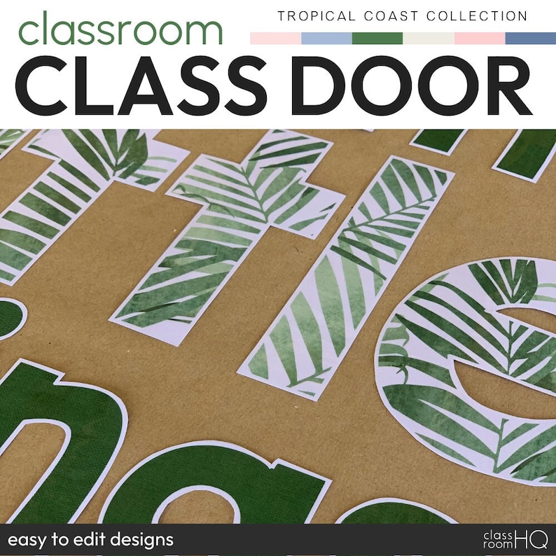 Op de afbeelding: Een klaslokaal deursticker met het woord "CLASS DOOR" in grote, vetgedrukte, zwarte letters. De letters zijn versierd met een tropisch bladmotief in tinten groen op een witte achtergrond. De sticker is op een bruine achtergrond.