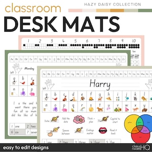Könnte beinhalten: Schreibtischunterlagen für den Unterricht mit dem Text "DESK MATS" oben. Die Matten zeigen das Alphabet, Zahlen und andere Bildungselemente. Die Matten sind mit einfach zu bearbeitenden Designs gestaltet.