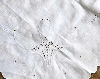 Vintage White Linen Table Cover Scalloped Edge Cut-Out Victorian Lace Bouquet