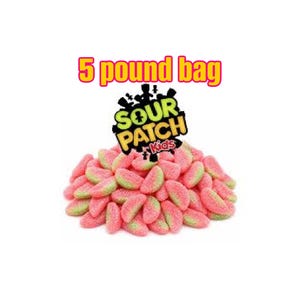 Puede incluir: Un gran montón de caramelos de goma con forma de sandía, cada uno con un centro rosa y una corteza verde. Sobre el montón de caramelos, el texto dice 5 pound bag y el logotipo de Sour Patch Kids con letras negras y amarillas.