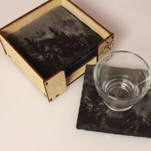 Posavasos de pizarra Foggy Mountain – Juego de posavasos rústicos con soporte y opción de envoltorio de regalo imagen 3