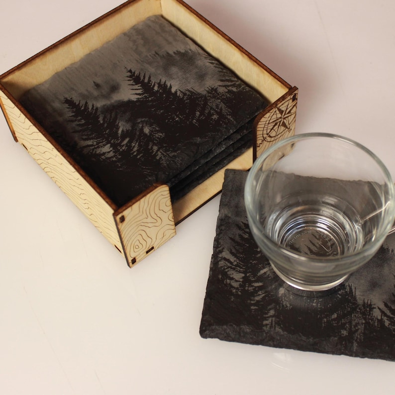 Posavasos de pizarra Foggy Mountain – Juego de posavasos rústicos con soporte y opción de envoltorio de regalo imagen 3