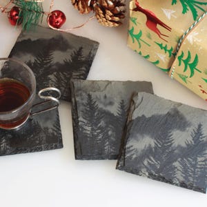 Posavasos de pizarra Foggy Mountain – Juego de posavasos rústicos con soporte y opción de envoltorio de regalo imagen 7