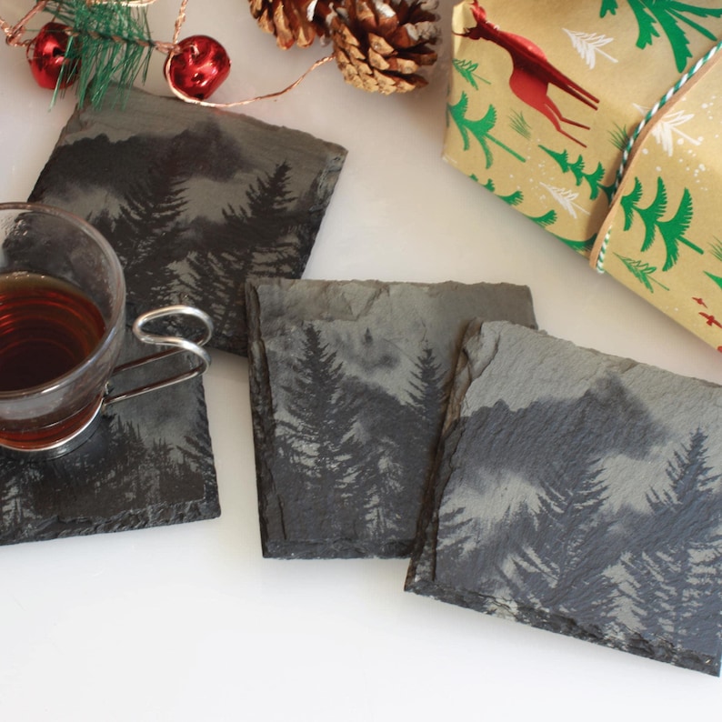 Posavasos de pizarra Foggy Mountain – Juego de posavasos rústicos con soporte y opción de envoltorio de regalo imagen 7