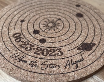 Posavasos de corcho grabados del sistema solar: Regalo personalizado para bodas y aniversarios (Juego de 5)
