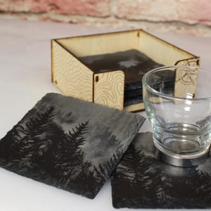 Posavasos de pizarra Foggy Mountain – Juego de posavasos rústicos con soporte y opción de envoltorio de regalo imagen 2