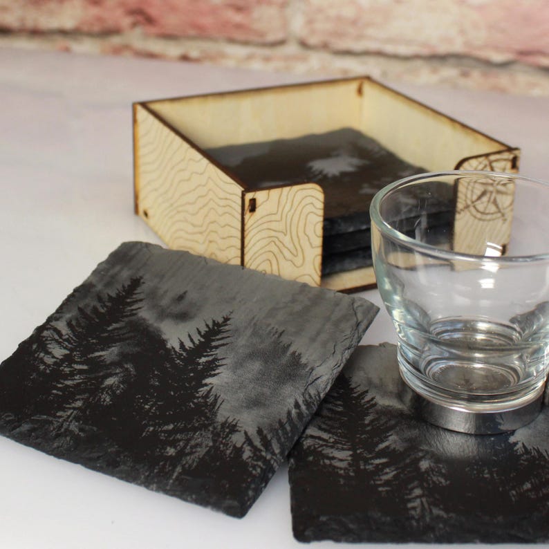 Posavasos de pizarra Foggy Mountain – Juego de posavasos rústicos con soporte y opción de envoltorio de regalo imagen 2