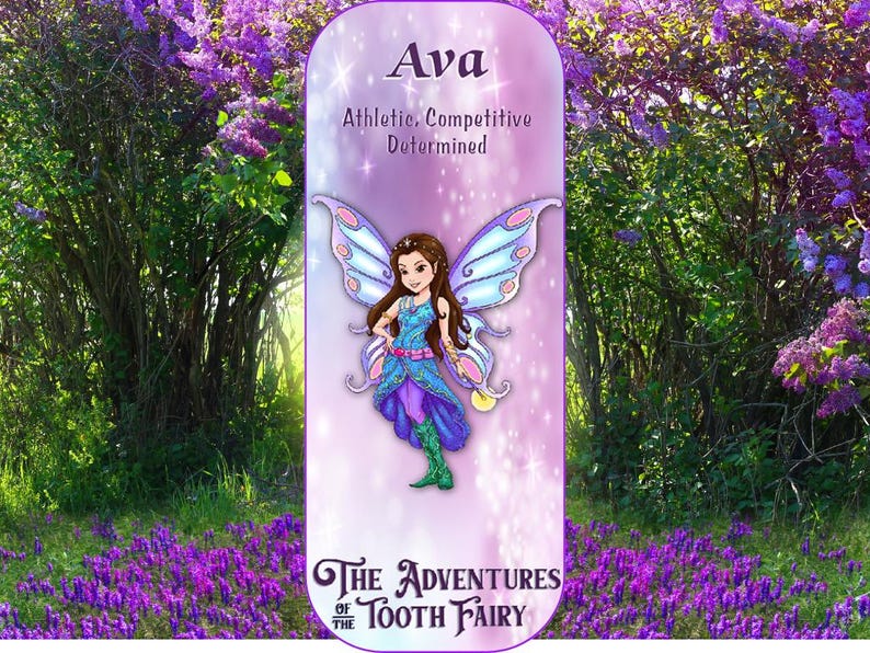 以下が含まれることがあります： 妖精のイラストと「Ava」と「The Adventures of the Tooth Fairy」の文字が書かれたピンクと紫のカード。カードには「Athletic, Competitive, Determined」の文字も書かれている。