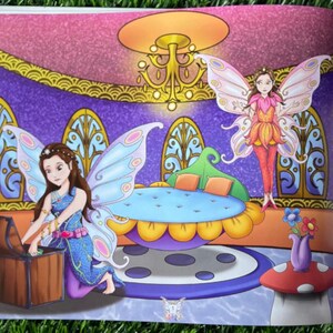 以下が含まれることがあります： 魔法の部屋に、ベッド、宝箱、花瓶の花を持った2人の妖精がいます。一人の妖精は青いドレスを着て、ピンクとブルーのアクセントのついた羽を持っています。もう一人の妖精は黄色と赤のドレスを着て、白い羽を持っています。