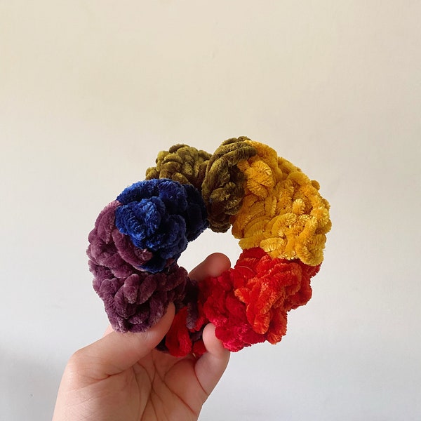 PRIDE LGBTQ+ Scrunchie, Crochet Velvet Jumbo XL Durable Scrunchies, accesorios de color del arco iris, accesorio del mes del orgullo