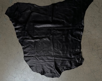 Schwarze Lammhaut Leder versteckt Mittel / Leicht
