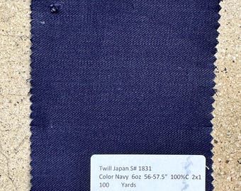 Può includere: Un campione di tessuto twill blu scuro con il testo "Twill Japan S# 1831 Color Navy 6oz 56-57.5" 100%C 2x1 100 Yards".