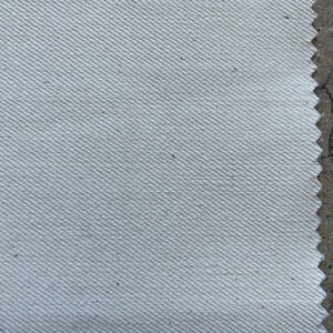 Puede incluir: Primer plano de una tela blanca con un sutil patr&oacute;n de tejido diagonal. La tela tiene una textura ligeramente rugosa.