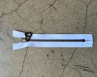 G2 Luxury Zipper white with antique nickle 6” size 5