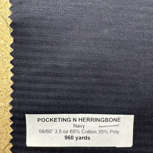 Pu&ograve; includere: Campione di tessuto blu navy con trama a spina di pesce. L'etichetta riporta "POCKETING N HERRINGBONE Navy 58/60" 3.5 oz 65% Cotone 35% Poli 960 yards".