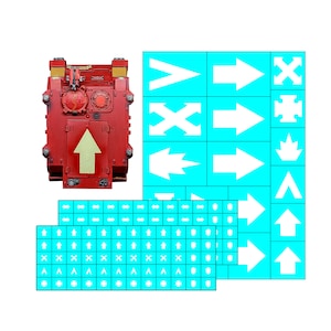 Puede incluir: Un conjunto de plantillas azules y blancas para pintar diferentes símbolos y flechas. Las plantillas están dispuestas en filas y columnas sobre un fondo blanco. Los símbolos incluyen flechas, una cruz, una estrella y una llama.