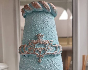 Vintage Vase aus recycelter Glasflasche mit Ornament und Struktur