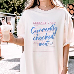 Das Leser-Tarot-Shirt | Komfort Farben Bookish Tee | Mystisches Grafik-T-Shirt | Witchy Ästhetik | Geschenk für Leser