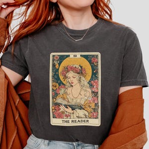 Koszulka z kartami tarota Czytelnika | Koszulka Comfort Colors Bookish | Koszulka z grafiką mistyczną | Estetyka czarownic | Prezent dla Czytelników