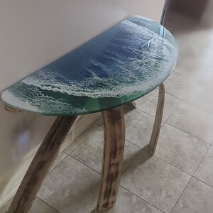 Sidobord i harts, epoxi, bord i härdat glas, badrumsinredning, glasbord, soffbord, sidobord, vardagsrumssovrum, vågigt havsbord