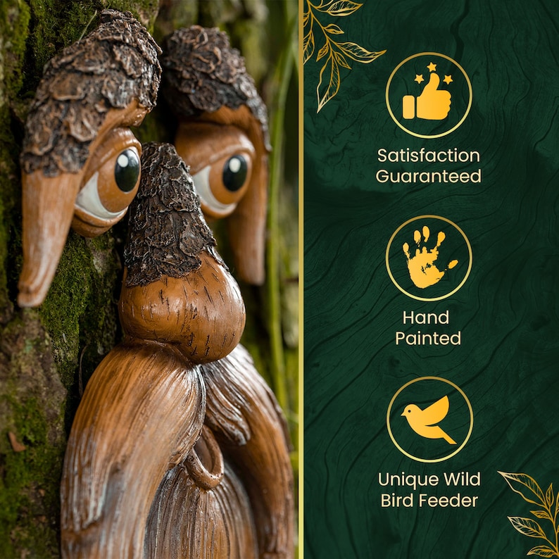 Puede incluir: Un comedero para p&aacute;jaros con forma de cara de &aacute;rbol, pintado a mano en marr&oacute;n y beige, con ojos grandes y expresivos. Montado en un tronco de &aacute;rbol cubierto de musgo verde. El texto dice: "Satisfacci&oacute;n garantizada", "Pintado a mano" y "Comedero &uacute;nico para aves silvestres".