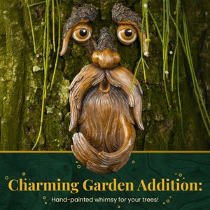 Puede incluir: Una escultura de jard&iacute;n pintada a mano de una cara, con ojos grandes, una nariz y una larga barba, adherida a un tronco de &aacute;rbol. La escultura es marr&oacute;n y beige, con detalles que imitan la veta de la madera. El texto dice: "Charming Garden Addition: Hand-painted whimsy for your trees!"