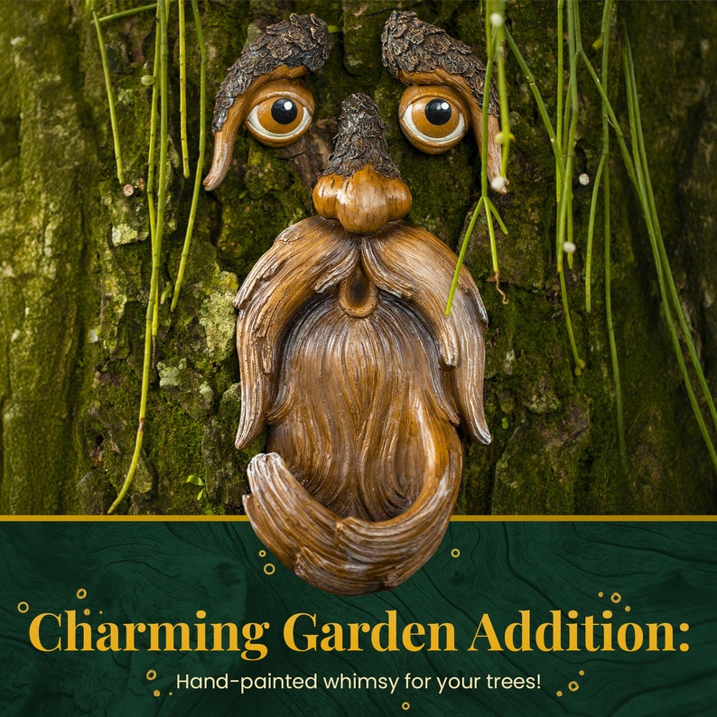Puede incluir: Una escultura de jard&iacute;n pintada a mano de una cara, con ojos grandes, una nariz y una larga barba, adherida a un tronco de &aacute;rbol. La escultura es marr&oacute;n y beige, con detalles que imitan la veta de la madera. El texto dice: "Charming Garden Addition: Hand-painted whimsy for your trees!"