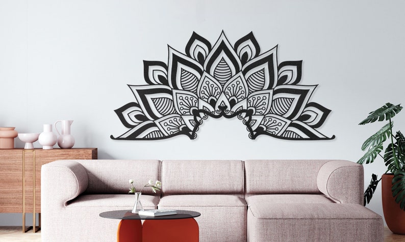 Puede incluir: Decoraci&oacute;n de pared de mandala en blanco y negro con detalles intrincados, que presenta un dise&ntilde;o de medio c&iacute;rculo con un patr&oacute;n floral. El mandala est&aacute; montado en una pared blanca sobre un sof&aacute; de color claro.