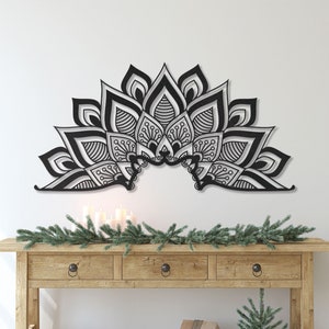 Puede incluir: Decoraci&oacute;n de pared de mandala en blanco y negro con detalles intrincados. El mandala tiene forma de arco y est&aacute; hecho de metal.