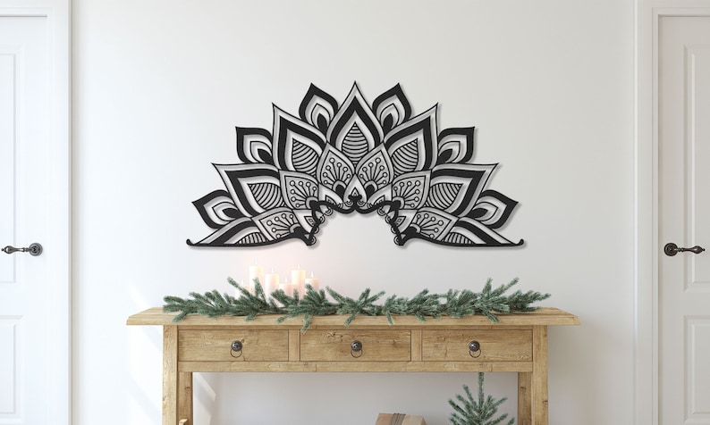 Puede incluir: Decoraci&oacute;n de pared de mandala en blanco y negro con detalles intrincados. El mandala tiene forma de arco y est&aacute; hecho de metal.