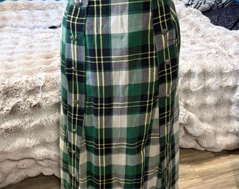 Falda de paseo de finales de la época victoriana, de tejido grueso, para invierno, con estampado a cuadros y cinturón con botones metálicos, década de 1890-1900.