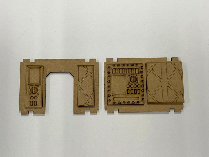 Puede incluir: Componentes de madera cortados con l&aacute;ser para un modelo en miniatura. Las piezas son de color marr&oacute;n claro y sin terminar. El conjunto incluye un marco de puerta, una secci&oacute;n de pared con una puerta y una secci&oacute;n de pared m&aacute;s grande.