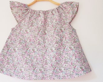 Blusa de niña con pequeñas flores