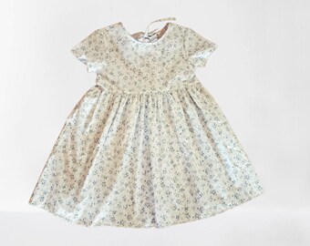 Girl&#39;s dress with flowers