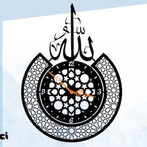 Könnte beinhalten: Schwarz-weiße Uhr mit arabischer Kalligraphie, die "Allah" lautet, und einem geometrischen Muster. Das Zifferblatt der Uhr hat römische Ziffern und einen schwarzen und orangen Zeiger.