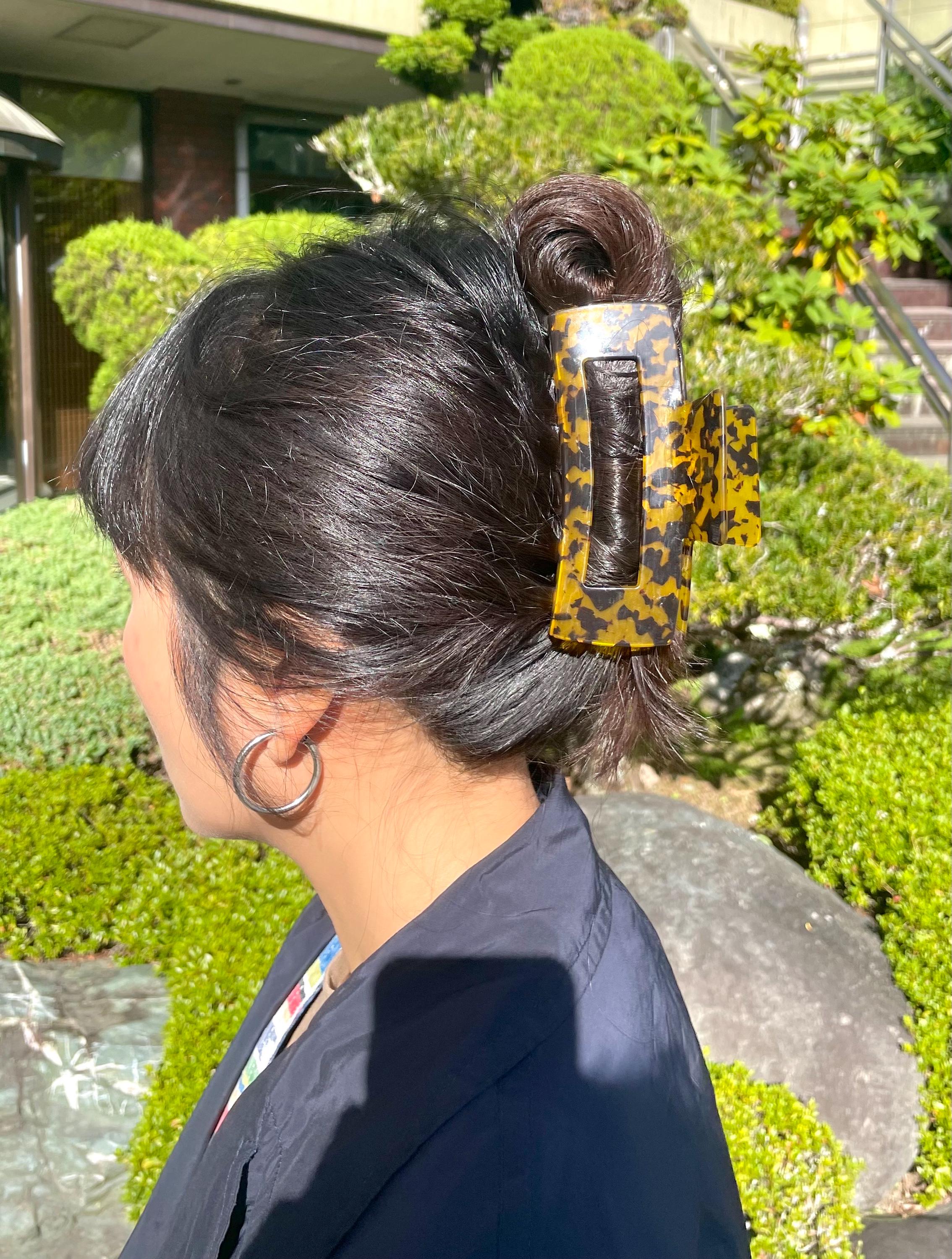 上品にまとまる♪【Tory Burch】SERIF-T HAIR CLIP ヘアクリップ Serif-T Hair Clip: Women's Designer Hair Pins | Tory Burch
