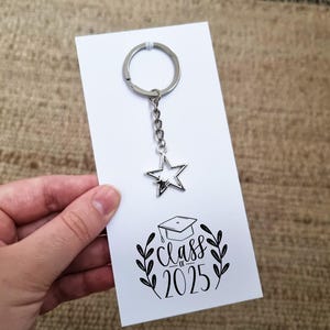 Regalo para egresados de la clase de 2025: llavero en tarjeta. Regalo para estudiantes de 6.º y 11.º año.
