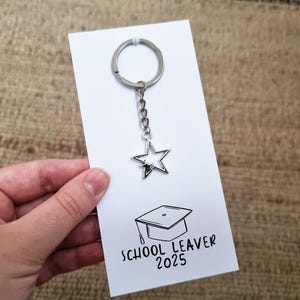 Regalo para egresados de la clase de 2025: llavero en tarjeta. Regalo para estudiantes de 6.º y 11.º año.